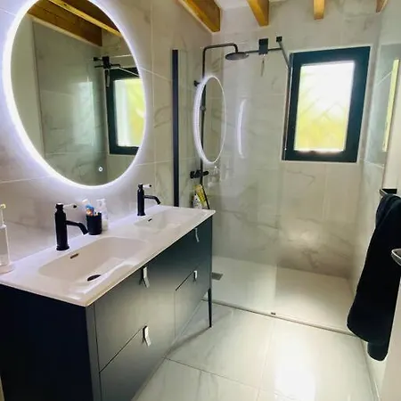 Superbe Maison Avec Piscine A 5 Min De La Plage.